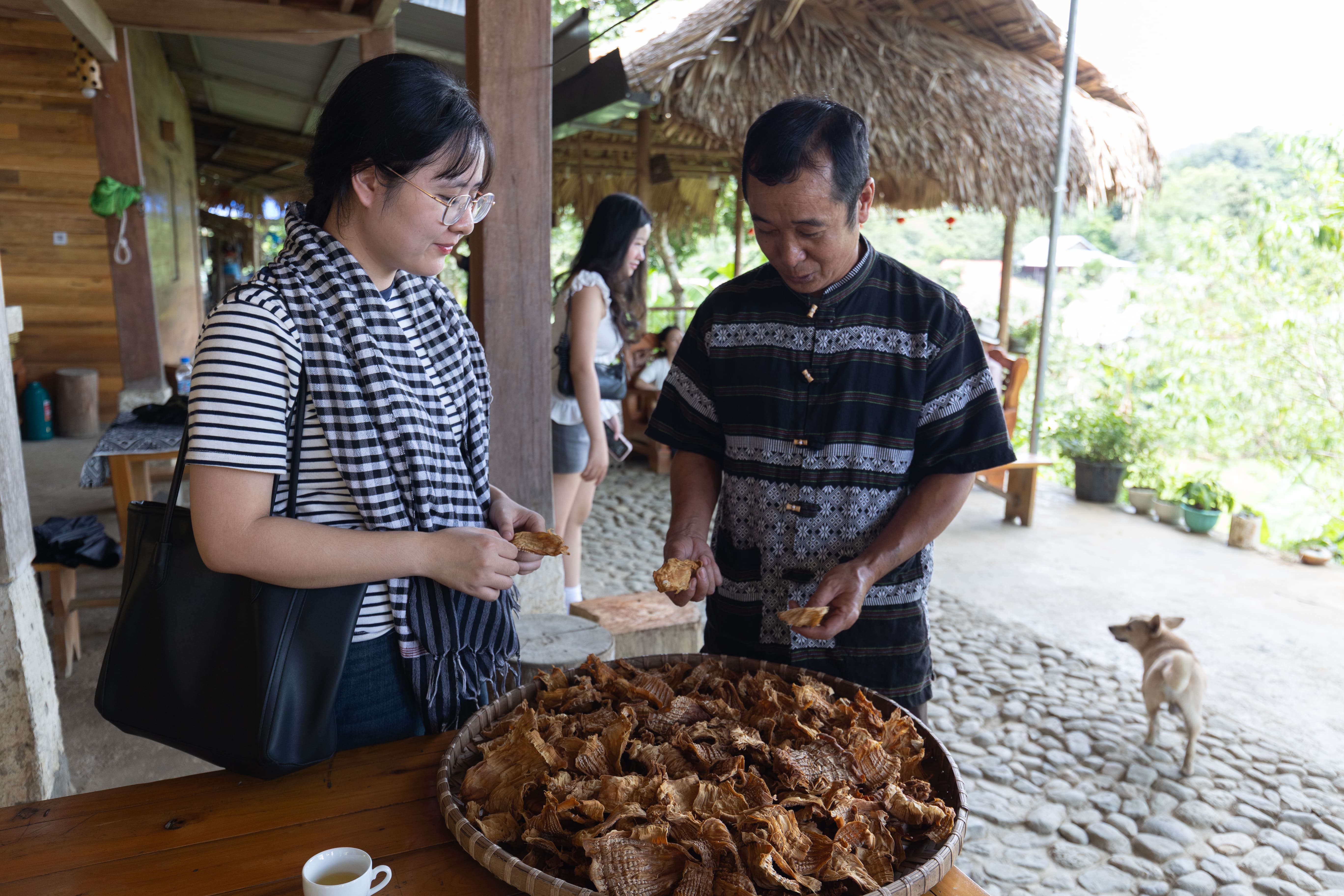 Lối sống người dân Bản Phụ Mẫu